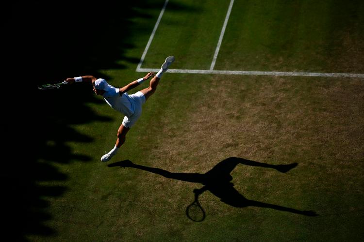 Danske Holger Rune spillede forleden mod franske Quentin Halys i Wimbledon-turneringen. Rune endte med at tage sejren hjem med cifrene 1–6, 6–7, 6–4, 7–6, 6–1.  Foto: Ben Stansall/Ritzau Scanpix