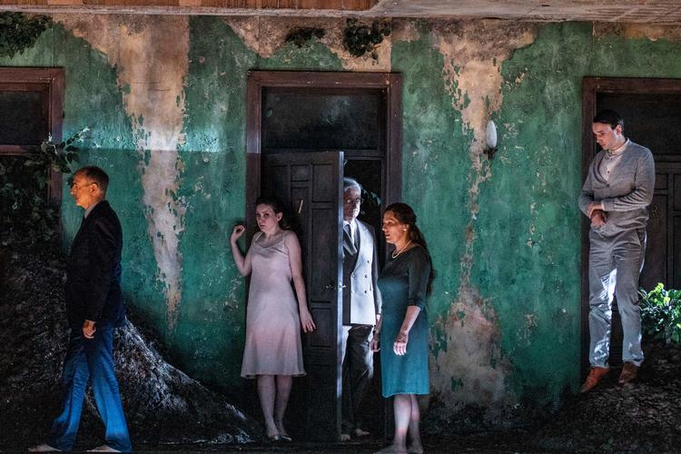 Sommerens festival i Aix-en-Provence byder blandt andet på instruktøren Katie Mitchells geniale, men også en radikal nyfortolkning af Debussys opera 'Pelléas og Mélisande', hvor sopranen Chiara Skerath synger Mélisande. Foto: Jean-Louis Fernandez