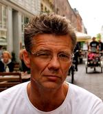 Robert Zola Christensen har boet det meste af sit liv i udlandet - Sverige, Frankrig, USA og Korea. Han har desuden rejst på flere klima-ekspeditioner til bl.a. Svalbard, Nordalaska, Andesbjergene i Sydamerika og indlandsisen i Grønland. 