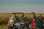Tom Hardy (th) spiller motorcykelbandens grundlægger og anfører Johnny, der til daglig passer sit job som lastbilchauffør. Foto: Universal Pictures