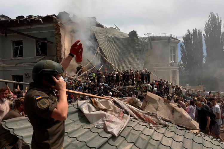 Mandag formiddag er flere bygninger og ejendomme blevet ramt af russiske missiler. Blandt andet blev Okhmatdyt-børnehospitalet ramt. Foto: Roman Pilipey/Ritzau Scanpix