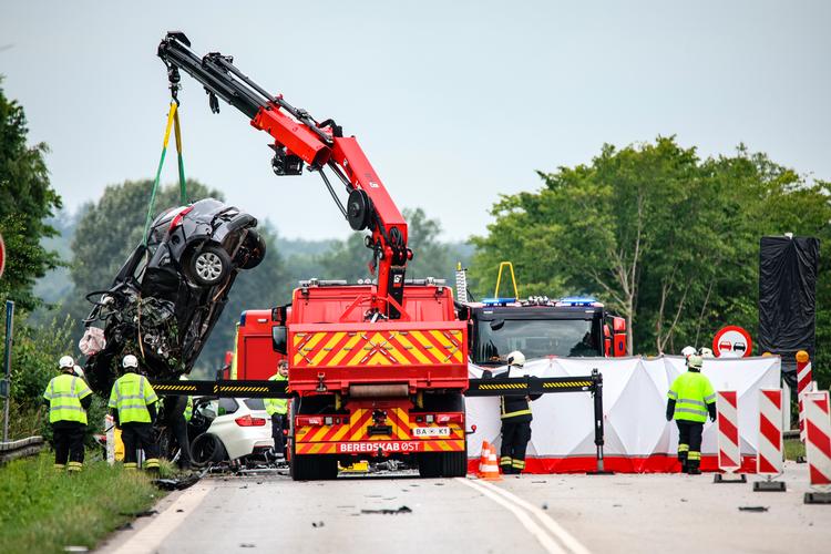 Der ryddes op efter dødsulykken på Hillerødmotorvejens forlængelse lørdag morgen.   Foto: Steven Knap/Ritzau Scanpix