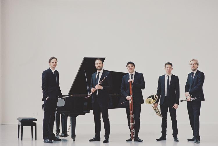 Med sin sammensætning af musikere på forskellige instrumenter kan Ensemble Midtvest spille det meste. På deres nye album høres ensemblets pianist Martin Qvist Hansen og fire af blæserne: Tomasso Lonquich på klarinet, Yavor Petkov på fagot, Neil Page på horn og Peter Kirstein på obo,  Foto: Caroline Bittencourt