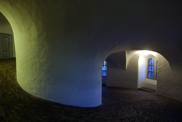 Rundetaarn er især kendt for sin sneglegang, som med en lang sliske – og dermed ingen trappetrin – fører op til tårnets top.  Foto: Thomas Borberg