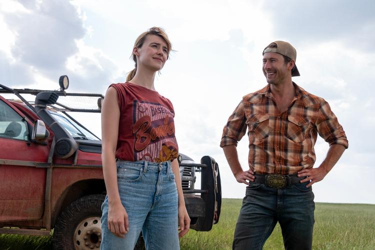 Idealisten Kate har til at begynde med kun foragt tilovers for youtube-cowboyen Tyler Owens, men han er jo lidt lækker og måske i virkeligheden mere reel end den lyssky grib bag det videnskabelige projekt. Foto: Warner Bros.
