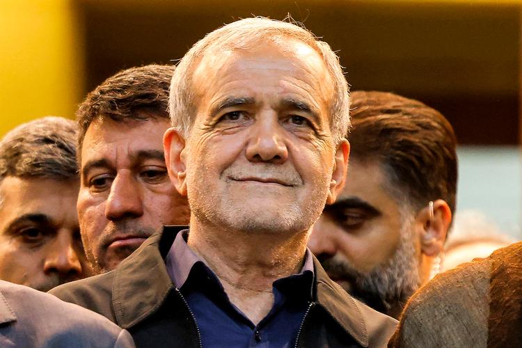 Masoud Pezeshkian, Irans nye præsident, aflagde straks besøg ved mausoleet for storayatollah Ruhollah Khomeini, grundlæggeren af Den Islamiske Republik Iran. Foto: Atta Kenare/Ritzau Scanpix