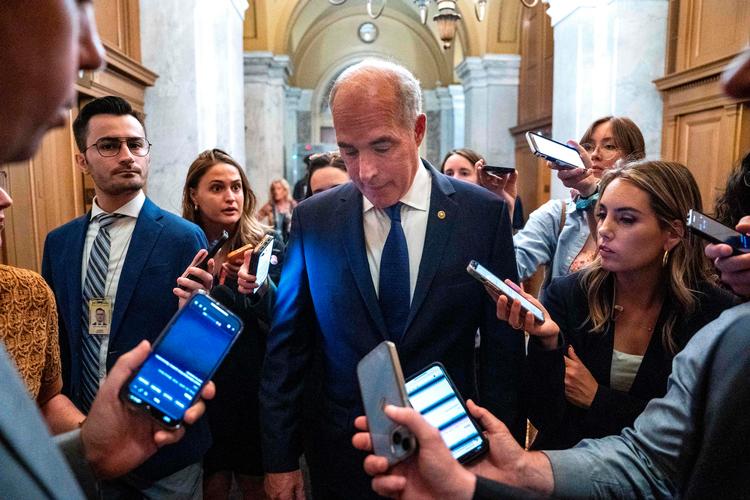 Omgivet af en sværm af pressefolk ankommer senator i Pennsylvania Bob Casey til senatet i Washington D.C., hvor præsident Joe Bidens fremtid var til debat på lukkede møder hos demokraterne.. Foto: Kent Nishimura/Ritzau Scanpix
