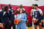 Vicepræsident Kamala Harris ser ud til at være demokraternes bedste bud til at erstatte Joe Biden i valgkampen. Her besøger hun det amerikanske OL-hold i basketball under en træningskamp i Las Vegas tidligere denne måned. 
 Foto: Kevin Lamarque/Ritzau Scanpix