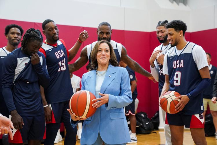 Vicepræsident Kamala Harris ser ud til at være demokraternes bedste bud til at erstatte Joe Biden i valgkampen. Her besøger hun det amerikanske OL-hold i basketball under en træningskamp i Las Vegas tidligere denne måned. 
 Foto: Kevin Lamarque/Ritzau Scanpix