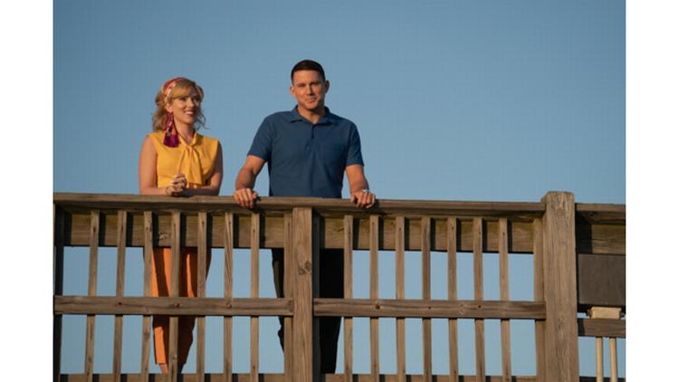 Scarlett Johansson er fyrig som reklameguruen Kelly, der skal sætte fut i folkets tilslutning til Nasa. Channing Tatum er tør som en riskiks. Foto: SF FILM.