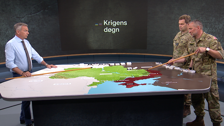 Kim Bildsøe Lassen, der er vært på programmet 'Krigens døgn' på DR1, inviterer hyppigt militærfolk ind som gæster. DR burde udvide med et program om diplomati, mener klummeskribenten. Foto: DR