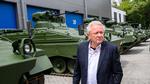 Chefen for den tyske våbenfabrik Rheinmetall, Armin Papperger, følges døgnet rundt af livvagter, og foran Rheinmetall-hovedkvarteret holder to politifolk vagt, bevæbnet med maskinpistoler. Foto: Julian Stratenschulte/Ritzau Scanpix
