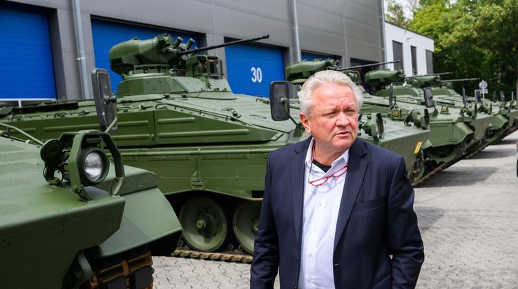 Chefen for den tyske våbenfabrik Rheinmetall, Armin Papperger, følges døgnet rundt af livvagter, og foran Rheinmetall-hovedkvarteret holder to politifolk vagt, bevæbnet med maskinpistoler. Foto: Julian Stratenschulte/Ritzau Scanpix