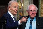 'Joe Biden for President' er overskriften på Bernie Sanders (th.) indlæg i New York Times fra 13. juni, hvor han erklærer sin støtte til Biden. Foto: Jim Watson/Ritzau Scanpix