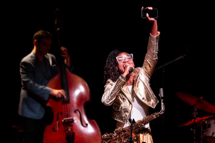 Koncerten blev simpelthen ​til en fest, som Lakecia Benjamin stille og roligt piskede op med en knusende autoritet og udstråling. Foto: Emil Bay