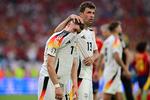Thomas Müller har spillet sin sidste landskamp for Tyskland, som han var med til at føre til VM-guld i 2014. Her ses han efter kvartfinalen sammen med holdkammeraten Florian Wirtz. Kvartfinalen blev endestationen for Tyskland, og den sidste kamp for Müller i landsholdstrøjen.  Foto: Angelika Warmuth/Ritzau Scanpix