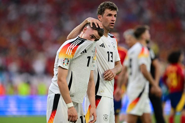 Thomas Müller har spillet sin sidste landskamp for Tyskland, som han var med til at føre til VM-guld i 2014. Her ses han efter kvartfinalen sammen med holdkammeraten Florian Wirtz. Kvartfinalen blev endestationen for Tyskland, og den sidste kamp for Müller i landsholdstrøjen.  Foto: Angelika Warmuth/Ritzau Scanpix