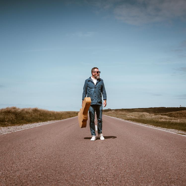 I de seneste mange år har Mikael Simpson både været musiker i forskellige sammenhænge og radiovært. Nu er han aktuel med en ny single for første gang i årevis. Foto: Morten Vaupell