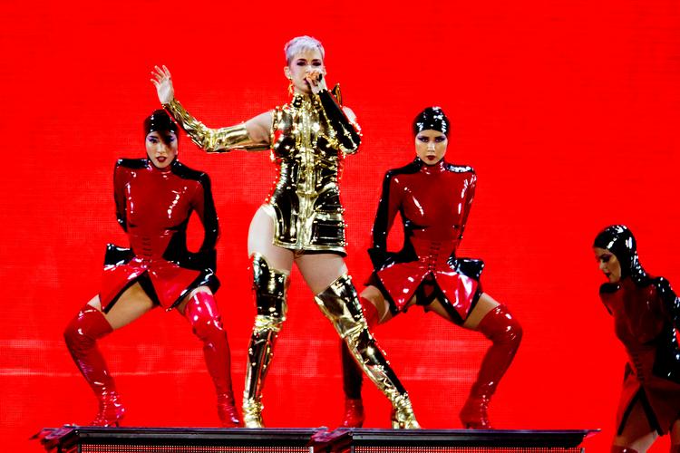 Katy Perrys genopfinder sig selv som en ’girlboss feminist’, men anklages for at tale med to tunger. Her ses hun i Royal Arena i København 2018. Foto: Finn Frandsen