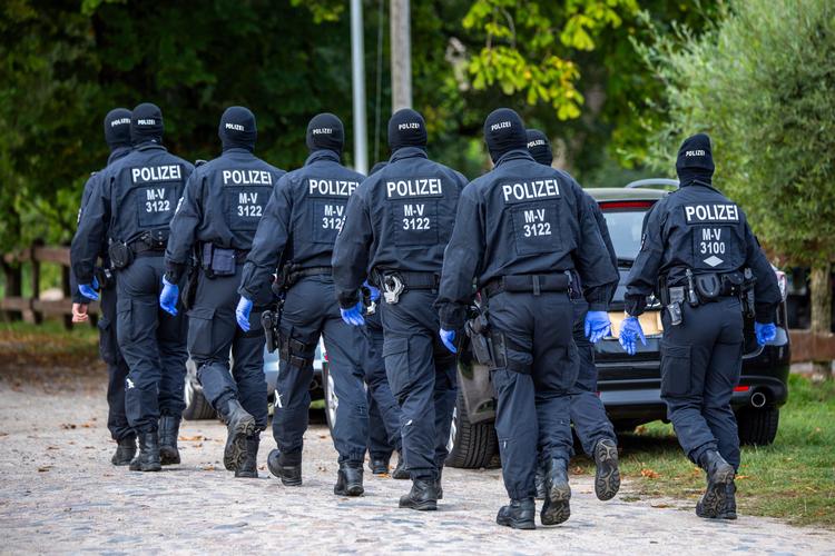 Det tyske politi i forbindelse med en anden ransagning af hjem tilknyttet nynazister i September 2023 i Mecklenburg. Foto: Jens B'ttner/Ritzau Scanpix