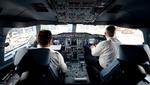 Cockpittet på et A380-rutefly er fyldt med elektronisk udstyr, som hjælper piloterne med at navigere. Nu oplever de dagligt forstyrrelser på grund af elektronisk krigsførelse. Foto: Daniel Reinhardt/Ritzau Scanpix