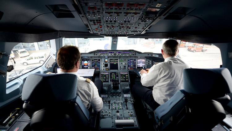 Cockpittet på et A380-rutefly er fyldt med elektronisk udstyr, som hjælper piloterne med at navigere. Nu oplever de dagligt forstyrrelser på grund af elektronisk krigsførelse. Foto: Daniel Reinhardt/Ritzau Scanpix