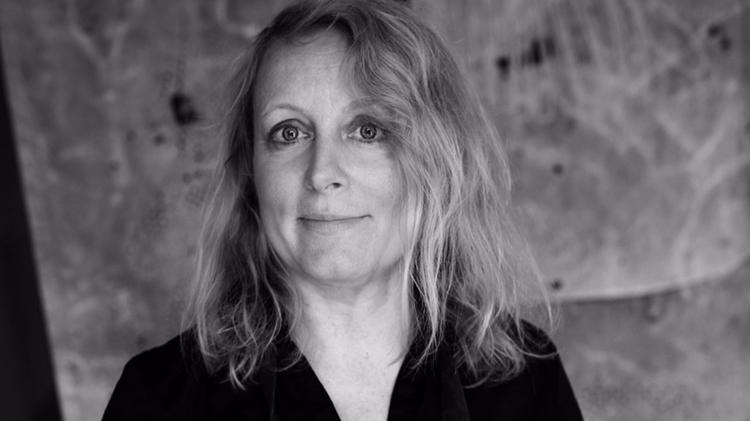 Grethe Wittrock boede i en årrække i USA, men er nu tilbage i Danmark, hvor hun omsætter det danske landskab til tekstilkunst. (pressefoto downloadet fra hendes website) 