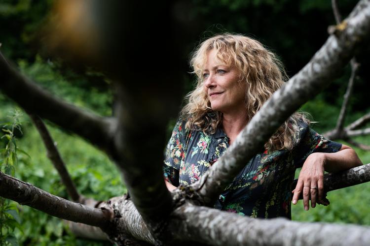 Forfatter og journalist Maise Njor tager udgangspunkt i sit eget liv i det afsnit af 'Ramt af kærlighed', der handler om skilsmisse. Foto: Gregers Tycho