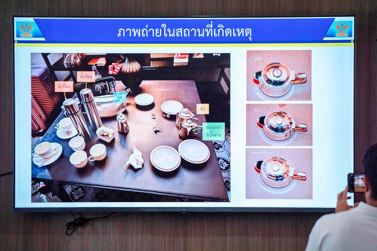 Politiet i Bangkok har offentliggjort billeder af de tekopper, som de seks dræbte angiveligt har drukket af på et luksushotel, og som mistænkes for at indeholde cyanid. Foto: Chanakarn Laosarakham/Ritzau Scanpix