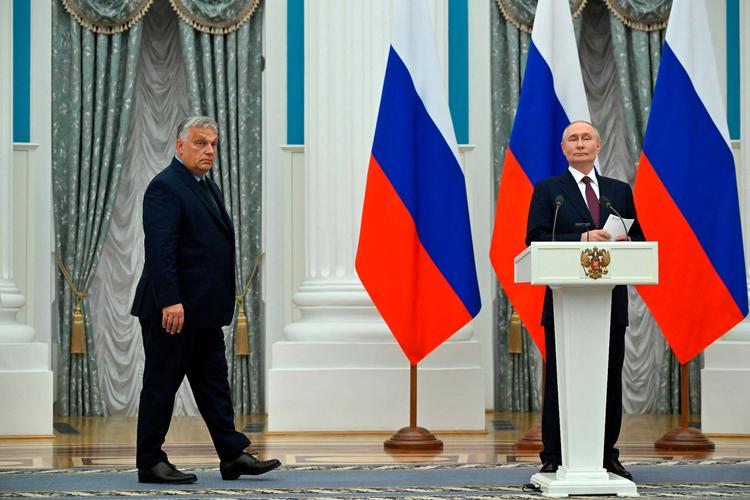 Orbán nærmer sig Putin med sin selvbestaltede fredsmission til Moskva. Det har vakt furore i EU-systemet. Foto: Alexander Nemenov/Ritzau Scanpix