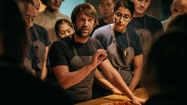 'Omnivore' med danske René Redzepi er en serie, du bliver sulten af. Snup derfor en ostemad, før du sætter dig til skærmen for at få serveret gastro-pornografisk glosuppe i dybe skåle.  Foto: PR/AppleTv+