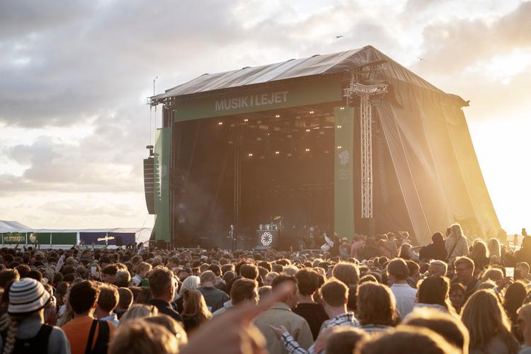 Når 10.000 festivalgæster i år lægger vejen forbi musikfestival Musik i Lejet, vil de blive mødt af nogle skilte med en klar opfordring fra festivalen. Foto: Emil Agerskov