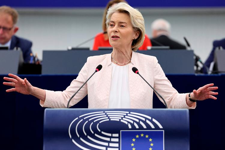 Ursula von der Leyen har fået fem år mere som EU-kommissionsformand. »De næste fem år vil definere Europas plads i verden i de næste fem årtier«, sagde hun onsdag i en tale til EU-Parlamentet med henvisning til, at EU står over for massive fælles forsvarsinvesteringer. Foto: Frederick Florin/Ritzau Scanpix