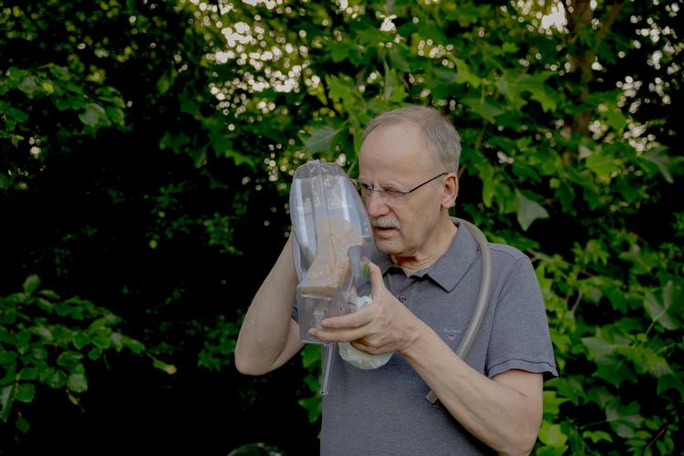     Vi skal besøge seniorforsker Rene Bødker, som i forbindelse med sin overvågning af eksotiske myg har en myggefælde i sin baghave i Greve. Han holder øje med vestnilfibermyg, tigermyg osv. På vej for at tømme maskinen og se, hvor mange myg den har samlet siden i går. Der var to myg.   Foto: Nanna Navntoft