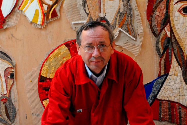 Den slovenske præst og kunstner Marko Rupnik har udsmykket flere kirker med sine mosaikker. Foreløbig får mosaikkerne i Lourdes lov at blive, selv om mindst 20 kvinder har anklaget præsten og kunstneren for overgreb,       Foto: Vandeville Eric/abaca/shuttersto/Ritzau Scanpix