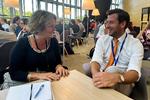 Stine Bosse fra Moderaterne og Kristoffer Storm fra Danmarksdemokraterne har tilbragt mange EU-debatter sammen i valgkampen. Her gik det op for dem, at de faktisk godt kunne lide hinanden. Her nyder de en pause i MEP-baren midt i en travl første Strasbourg-samling.  Foto: Karin Axelsson