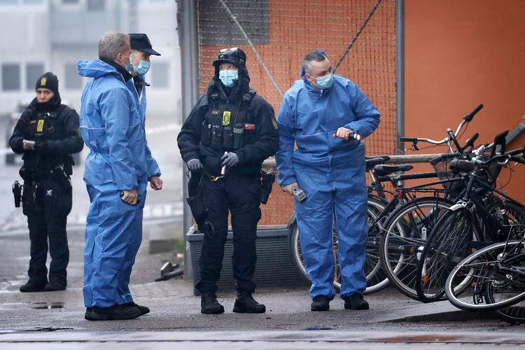 Sådan så det ud, da politiets teknikere arbejdede på gerningsstedet efter det voldsomme overfald. Foto: Jens Dresling