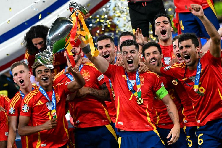 Alvaro Morata var anfører for de spanske europamestre. Rodri (i midten) spillede nøglerolle og blev kåret til EM's bedste spiller. Foto: Javier Soriano/Ritzau Scanpix