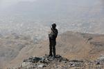 Houthi-soldat på patrulje uden for hovedstaden Sana'a, samtidig med at israelske jagerfly bombede havnebyen Hodeidah.
 Foto: Yahya Arhab/Ritzau Scanpix