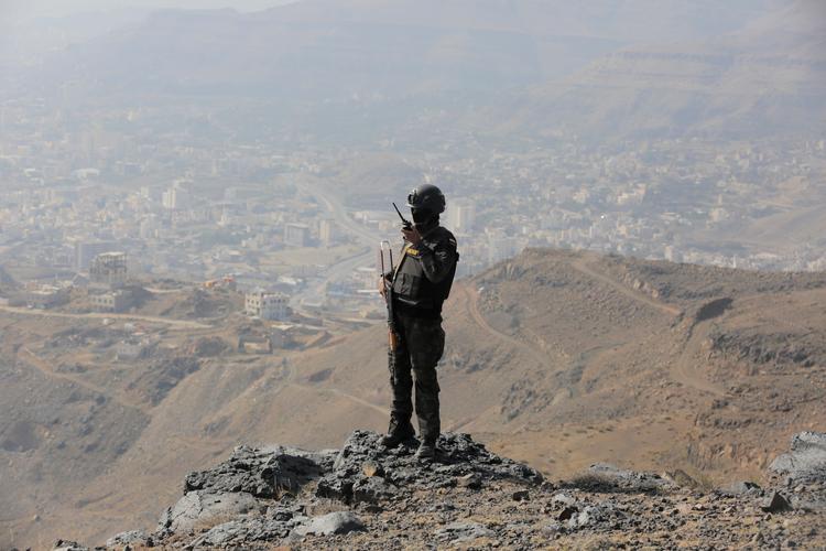 Houthi-soldat på patrulje uden for hovedstaden Sana'a, samtidig med at israelske jagerfly bombede havnebyen Hodeidah.
 Foto: Yahya Arhab/Ritzau Scanpix
