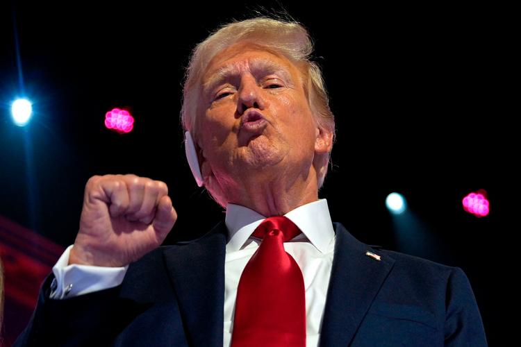 »Bye-bye, Crooked Joe«. Donald Trump holdt ikke igen, da han søndag aften sagde farvel til sin hidtidige modstander i USA's præsidentvalgkamp. Foto: Nick Oxford/Ritzau Scanpix