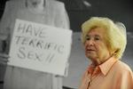 »Når hun åbner munden, er der dømt rød alarm i dagligstuer over hele landet«, skrev The New York Times Magazine-skribenten Bil Geist om Ruth Westheimer. »På radio og tv giver hun fuldstændig eksplicitte instruktioner a la ’Indfør tap A i åbning B’ om seksuel betjening, stimulering og tilfredsstillelse«. Foto: John Macdougall/Ritzau Scanpix