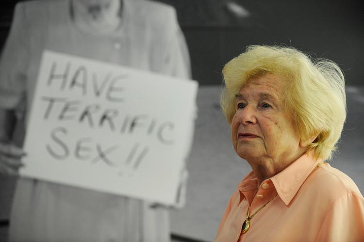 »Når hun åbner munden, er der dømt rød alarm i dagligstuer over hele landet«, skrev The New York Times Magazine-skribenten Bil Geist om Ruth Westheimer. »På radio og tv giver hun fuldstændig eksplicitte instruktioner a la ’Indfør tap A i åbning B’ om seksuel betjening, stimulering og tilfredsstillelse«. Foto: John Macdougall/Ritzau Scanpix