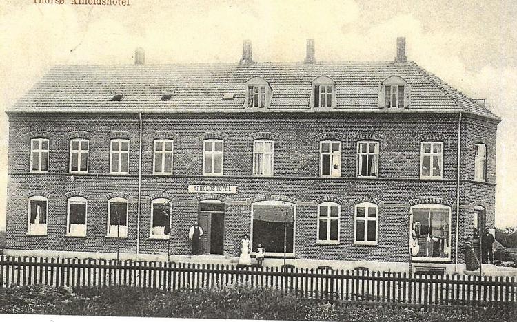 Hotellet og togbanen gjorde Favrskov til en by og et kulturelt knudepunkt. Nu skal den gamle bygning, som i dag rummer et pizzaria, rives ned.  