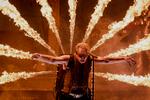 Selv om anklagerne bragede løs sidste sommer, gav Till Lindemann og Rammstein igen med vanlige mængder af fyrværkeri og salver fra det berygtede 'Fleischgewehr', der synges om i sangen 'Pussy'. Her i Odense. Foto: Christian Falck Wolff