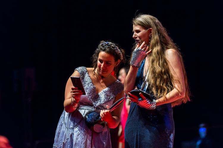 Forfatter Amal El-Mohtar og redaktør Liz Gorinsky ved en tidligere uddeling af Hugo Awards i 2017. Foto: Sanna Pudas