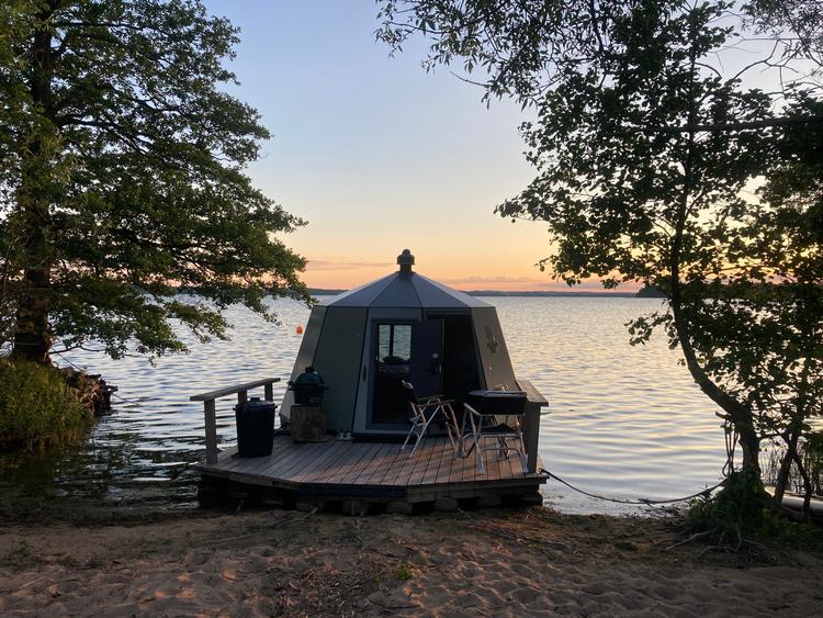 På Yggdrasil Igloo Water Huts bliver man indlogeret i en 'iglo', der ligger og flyder i vandet ved bredden af en stor sø, og som gæst får man en sjælden blanding af en teltturs- og hoteloplevelse.  