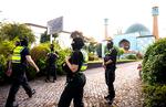 Tysk politi gennemførte onsdag en razzia mod Hamburgs Islamiske Centrum, som driver den monumentale moské på bredden af søen Aussenalster midt i den nordtyske millionby. Myndighederne mener, at stedet er forlænget arm for præstestyret i Iran. Foto: Daniel Bockwoldt/Ritzau Scanpix