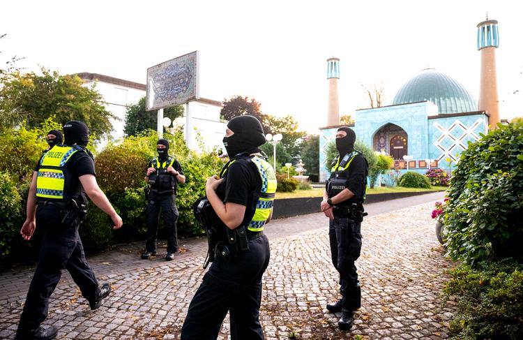 Tysk politi gennemførte onsdag en razzia mod Hamburgs Islamiske Centrum, som driver den monumentale moské på bredden af søen Aussenalster midt i den nordtyske millionby. Myndighederne mener, at stedet er forlænget arm for præstestyret i Iran. Foto: Daniel Bockwoldt/Ritzau Scanpix