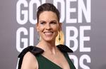 Hilary Swank var højgravid med tvillinger, da hun deltog i Golden Globe-uddelingerne i begyndelsen af 2023. Hun var 48, da hun fødte børnene og har kaldt dem sit livs mirakel.  Foto: Mario Anzuoni/Ritzau Scanpix